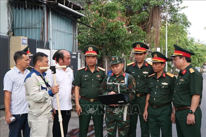 Trung tướng Hà Thọ Bình, Tư lệnh Quân khu 4 (thứ 4 từ trái sang) trực tiếp kiểm tra quá trình triển khai rà soát khu vực cửa Chánh Tây, Kinh thành Huế. Ảnh: Mai Trang - TTXVN