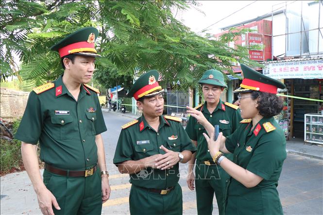 Đại tá Đinh Xuân Hướng, Phó Chủ nhiệm Bett88 cá cược trực tuyến Quân khu 4 (bìa trái) làm việc với lãnh đạo Bộ chỉ huy Quân sự thành phố Huế về việc sử dụng máy radar xuyên đất rà soát khu vực nghi có mộ liệt sĩ. Ảnh: Mai Trang - TTXVN