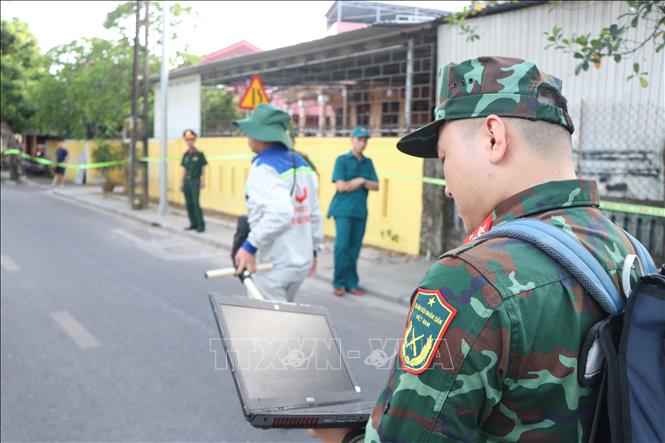 Sử dụng máy radar xuyên đất rà soát khu vực nghi có mộ liệt sĩ. Ảnh: Mai Trang - TTXVN