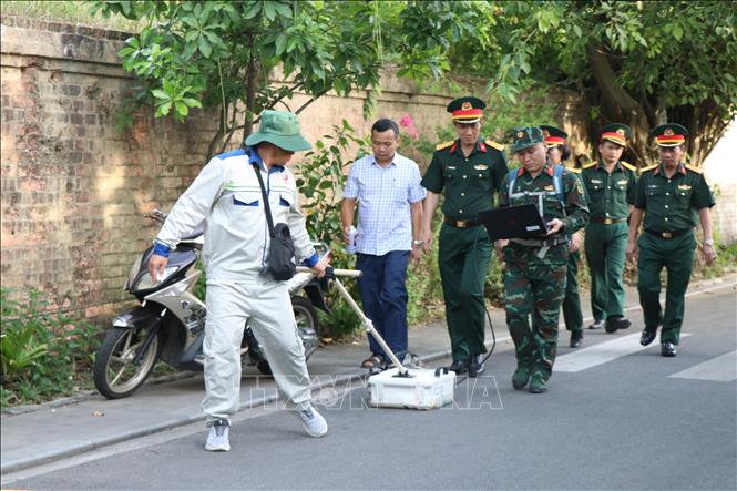 Sử dụng máy radar xuyên đất rà soát khu vực nghi có mộ liệt sĩ. Ảnh: Mai Trang - TTXVN