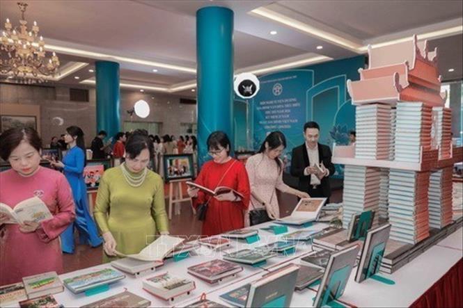 Trưng bày sách và bộ ảnh “Hành trình hạnh phúc” lan tỏa thông điệp yêu thương, gắn kết và gìn giữ giá trị Bet88.Com Link Nhà Cái Bet88 BMXCT Uy Tín nhân Kỷ niệm 25 năm Ngày Gia đình Việt Nam (28/6/2001 - 28/6/2026). Ảnh: Phan Phương - TTXVN