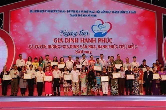 Trao tặng bằng khen cho các Bet88.Com Link Nhà Cái Bet88 BMXCT Uy Tín Bet88013 88k Cho Tân Thủ, hạnh phúc tiêu biểu Thành phố Hồ Chí Minh năm 2019. Ảnh: Thanh Vũ - TTXVN
