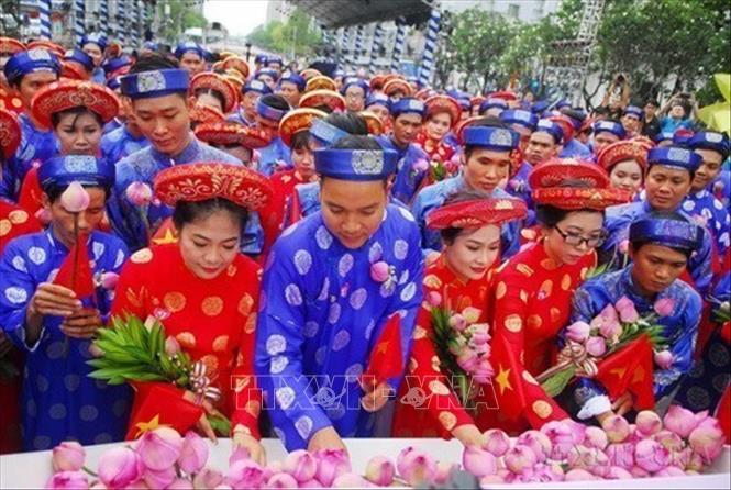 Các đôi uyên ương dâng hoa tại Tượng đài Bác Hồ tại “Lễ cưới tập thể - Tôn vinh nét đẹp Bet88013 88k Cho Tân Thủ Việt” dành cho 100 cặp đôi uyên ương, để kết nối hạnh phúc cho các bạn thanh niên công nhân, thanh niên có hoàn cảnh khó khăn đang làm việc tại các khu chế xuất, khu công nghiệp, trường học.. tại TP. Hồ Chí Minh. Ảnh: Mạnh Linh - TTXVN