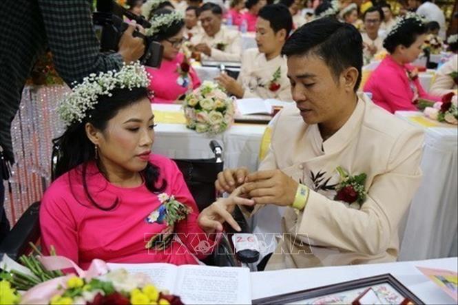 Nghi lễ trao nhẫn trong Lễ cưới tập thể 50 cặp vợ chồng khuyết tật tại Thành phố Hồ Chí Minh, ngày 21/12/2018. Ảnh: Xuân Khu - TTXVN