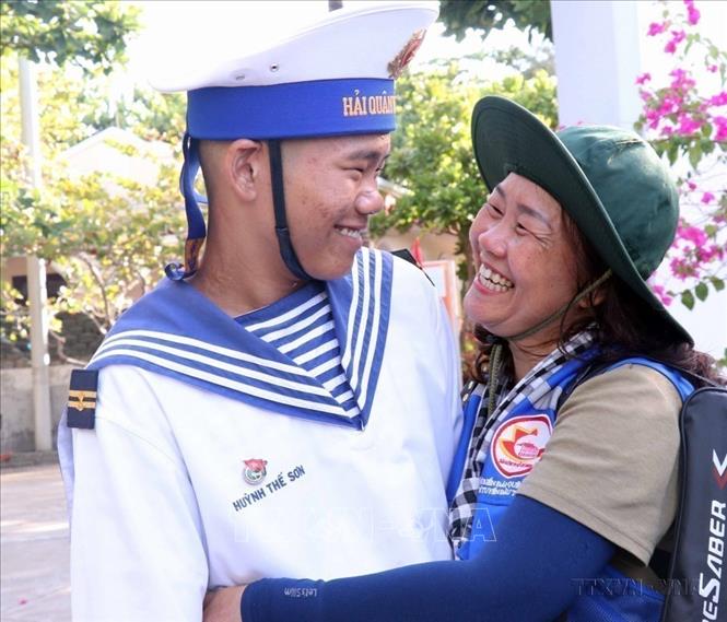 Niềm vui đón mẹ đến thăm của chiến sĩ trẻ Huỳnh Thế Sơn tại đảo Sinh Tồn. Ảnh: Xuân Khu - TTXVN