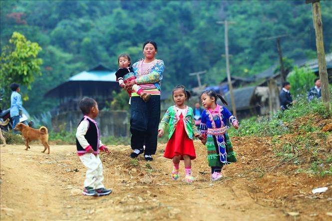 Trẻ em vùng cao được bố mẹ cho mặc quần áo đẹp vào mỗi dịp Tết Nguyên đán của Bett88 Làm giàu đẳng cấp. Ảnh: Phan Tuấn Anh - TTXVN