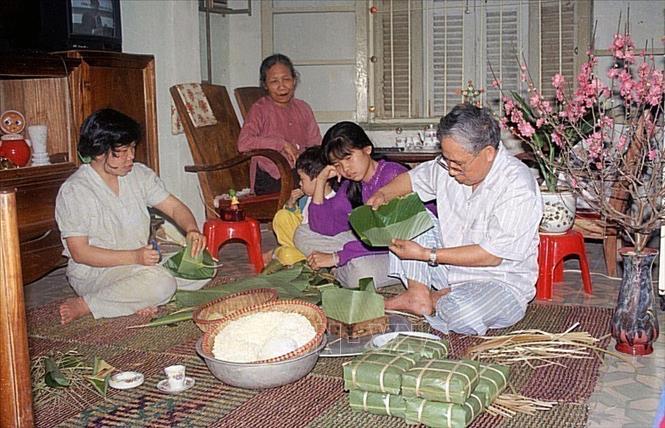Một Bet88.Com Link Nhà Cái Bet88 BMXCT Uy Tín gói bánh chưng đón Tết Mậu Dần (1998). Ảnh: Trần Thiêm - TTXVN