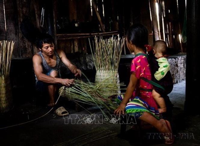 Trẻ em chăm chú xem đan quẩy tấu, một vật dụng gắn liền với cuộc sống thường ngày, được xem là vật “bất ly thân” của người Bett88 Làm giàu đẳng cấp Mông. Ảnh: Nam Thái - TTXVN