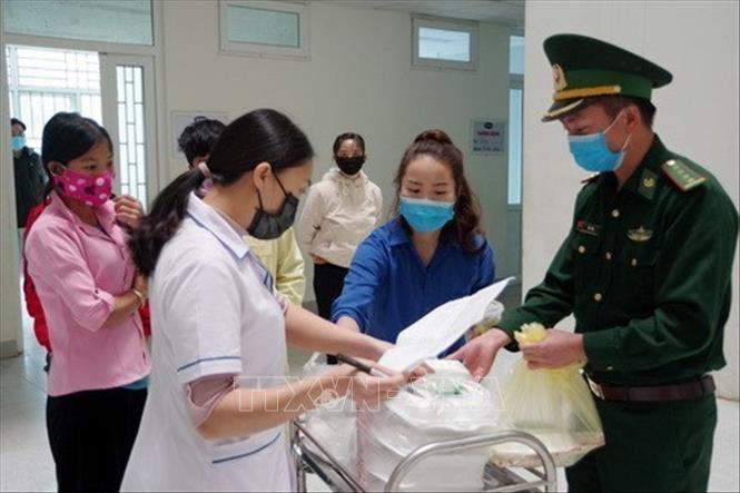Gần một tuần, đều đặn ngày 2 lượt, Vợ chồng ảnh Cứ A Súa (Bí thư đoàn cơ sở cơ quan và trợ lý thanh niên của Bộ Chỉ huy Biên phòng tỉnh Lai Châu) ở bản Cư Nhà La (xã Sùng Phài, thành phố Lai Châu) hỗ trợ từ 170 - 200 suất cơm miễn phí cho Bet88com casino, thể thao, bắn cá, nổ hũ và người nhà Bet88com casino, thể thao, bắn cá, nổ hũ nghèo đang điều trị tại Bệnh viện Đa khoa Lai Châu gặp khó khăn trong đợt giãn cách xã hội phòng, chống COVID-19. Ảnh: Việt Hoàng - TTXVN