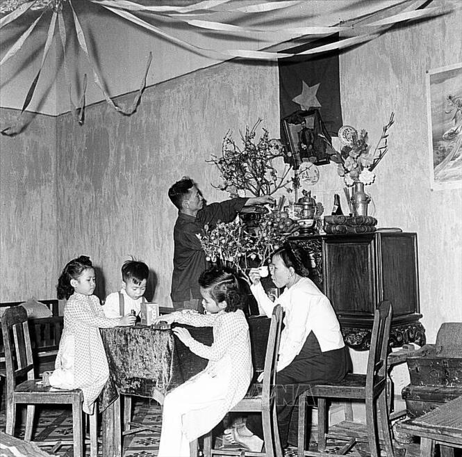 Gia đình công nhân Nhà máy đèn Yên Phụ, Hà Nội chuẩn bị đón Tết Nguyên đán Kỷ Hợi (1959). Ảnh: Tư liệu TTXVN