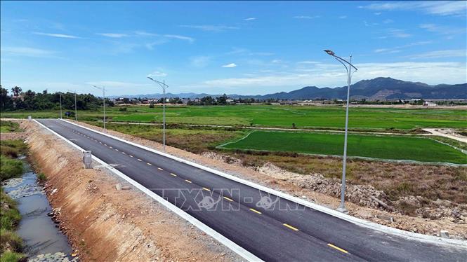 Hệ thống điện chiếu sáng đã được lắp đặt tại Khu tái định cư dự án đường sắt tốc độ cao ở Tổ dân phố Liên Vinh. Ảnh: Hữu Quyết – TTXVN
