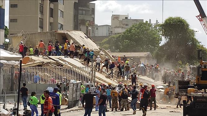 Các lực lượng cứu hộ Venezuela tìm kiếm những người mất tích và mắc kẹt dưới đống đổ nát. Ảnh: Phi Hùng - PV TTXVN tại Venezuela
