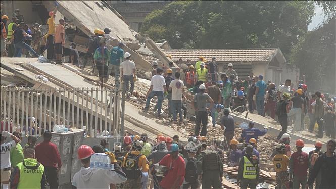 Các lực lượng cứu hộ Venezuela tìm kiếm những người mất tích và mắc kẹt dưới đống đổ nát. Ảnh: Phi Hùng - PV TTXVN tại Venezuela