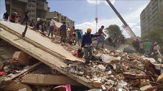 Các lực lượng cứu hộ Venezuela tìm kiếm những người mất tích và mắc kẹt dưới đống đổ nát. Ảnh: Phi Hùng - PV TTXVN tại Venezuela