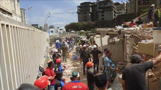 Các lực lượng cứu hộ Venezuela tìm kiếm những người mất tích và mắc kẹt dưới đống đổ nát. Ảnh: Phi Hùng - PV TTXVN tại Venezuela