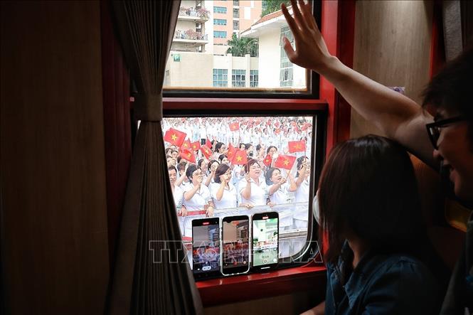 Qua ô cửa đoàn tàu, các cán bộ, nhân viên Bet88013 com nổ hũ Bệnh viện Bạch Mai vẫy chào đồng nghiệp trên chuyến tàu chuyên dụng Hà Nội – Phủ Lý trong ngày đầu vận hành. Ảnh: Phạm Tuấn Anh - TTXVN