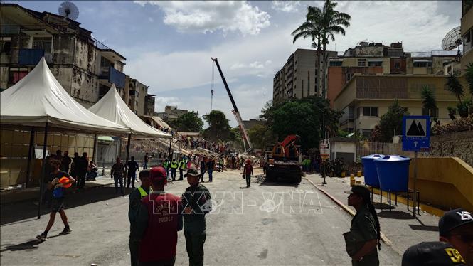 Các lực lượng cứu hộ Venezuela tìm kiếm những người mất tích và mắc kẹt dưới đống đổ nát. Ảnh: Phi Hùng - PV TTXVN tại Venezuela

