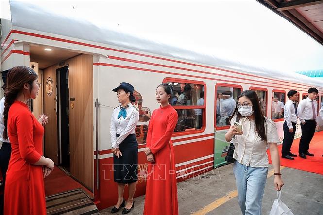 Các nhân viên Bet88013 com nổ hũ Bệnh viện Bạch Mai ngày đầu tiên đi làm bằng tàu hỏa. Ảnh: Phạm Tuấn Anh - TTXVN