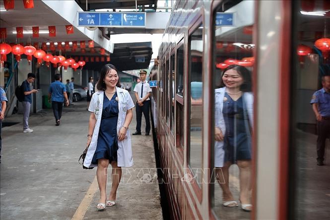 Bác sĩ chuyên khoa II Nguyễn Mai Hương bày tỏ niềm hân hoan, háo hức trước khi lên tàu đi làm. Ảnh: Phạm Tuấn Anh - TTXVN