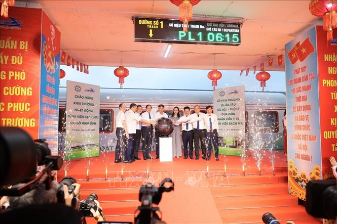 Nghi thức khai trương đoàn tàu Hà Nội - Phủ Lý tại ga Hà Nội, với chuyến PL1 khởi hành lúc 6h15 đi Phủ Lý, phục vụ đưa đón cán bộ, nhân viên Bet88013 com nổ hũ tới Bệnh viện Bạch Mai cơ sở 2. Ảnh: Phạm Tuấn Anh - TTXVN