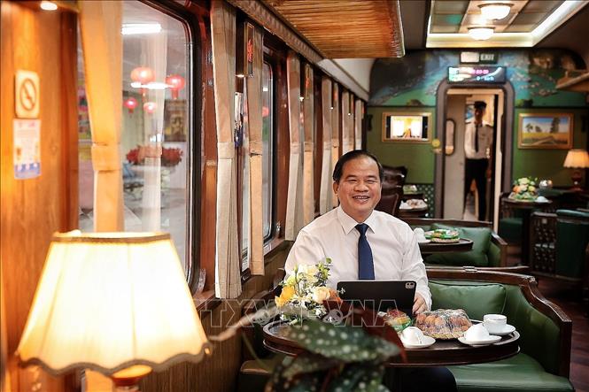 PSG.TS Đào Xuân Cơ, Bí thư Đảng uỷ, Giám đốc Bệnh viện Bạch Mai trải nghiệm làm việc trên tàu. Ảnh: Phạm Tuấn Anh - TTXVN