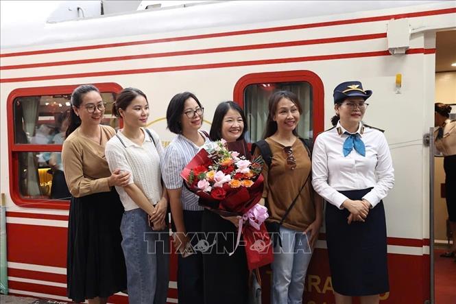 Cán bộ, y bác sĩ bệnh viện Bạch Mai tranh thủ lưu lại những hình ảnh trước giờ chuyến tàu chuyển bánh. Ảnh: Tiến Long/ TTXVN phát