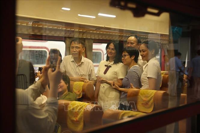 Cán bộ, y bác sĩ bệnh viện Bạch Mai tranh thủ lưu lại những hình ảnh trước giờ chuyến tàu chuyển bánh. Ảnh: Tiến Long/ TTXVN phát