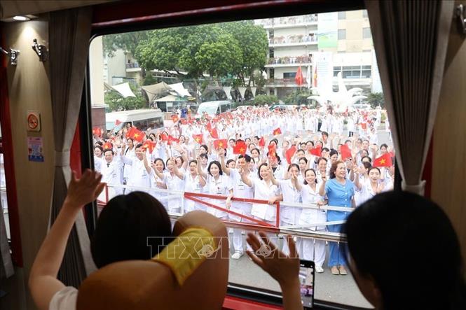 Cán bộ, y bác sĩ bệnh viện Bạch Mai cơ sở Hà Nội gửi lời chào, lời chúc đến cán bộ y bác sĩ bệnh viên Bạch Mai cơ sở Ninh Bình. Ảnh: Tiến Long/TTXVN phát