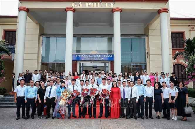 Các đại biểu cùng tập thể cán bộ, nhân viên Bet88013 com nổ hũ Bệnh viện Bạch Mai tại Ga Phủ Lý. Ảnh: Phạm Tuấn Anh - TTXVN
