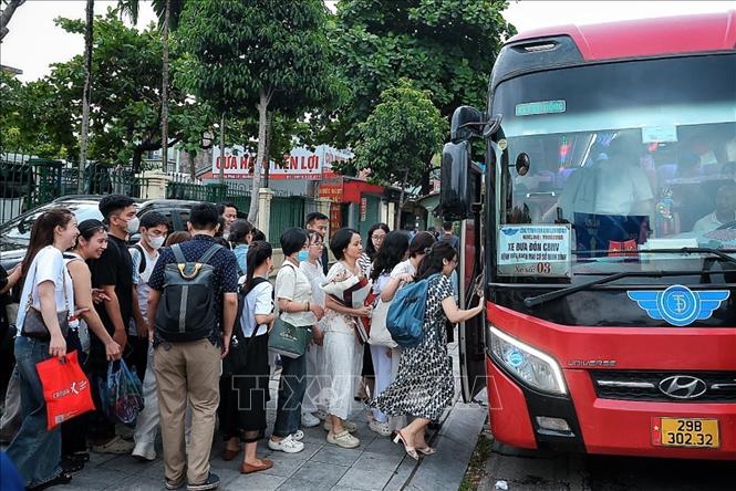 Các cán bộ, nhân viên Bet88013 com nổ hũ Bệnh viện Bạch Mai di chuyển lên xe trung chuyển để tới Bệnh viện Bạch Mai cơ sở 2. Ảnh: Phạm Tuấn Anh - TTXVN