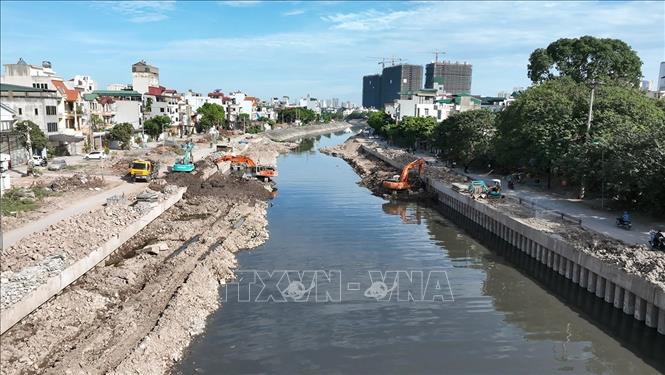 Dự án cải tạo tuyến hạ lưu Kim Ngưu nối sông Tô Lịch với trạm bơn Yên Sở, có tổng chiều dài là 5.350m, với tổng mức đầu tư 680.915 triệu đồng, khởi công 23/2/2026, đến nay tiến độ dự án đã hoàn thành khoảng 95% khối lượng công việc, phấn đấu hoàn thành vào ngày 30/6/2026. Ảnh: Vũ Sinh - TTXVN