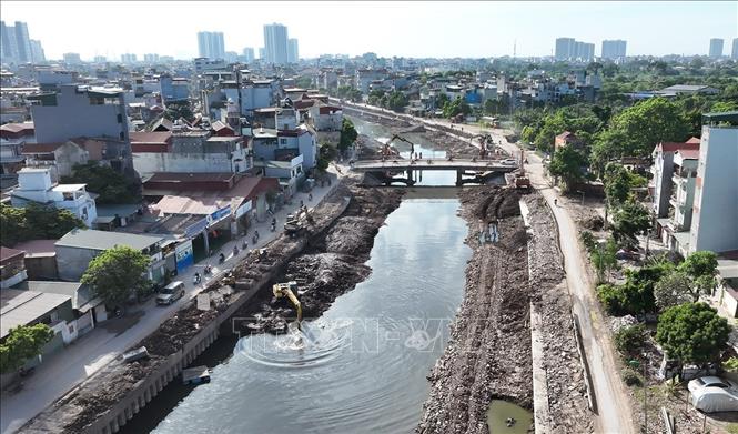 Dự án cải tạo tuyến hạ lưu Kim Ngưu nối sông Tô Lịch với trạm bơn Yên Sở, có tổng chiều dài là 5.350m, với tổng mức đầu tư 680.915 triệu đồng, khởi công 23/2/2026, đến nay tiến độ dự án đã hoàn thành khoảng 95% khối lượng công việc, phấn đấu hoàn thành vào ngày 30/6/2026. Ảnh: Vũ Sinh - TTXVN