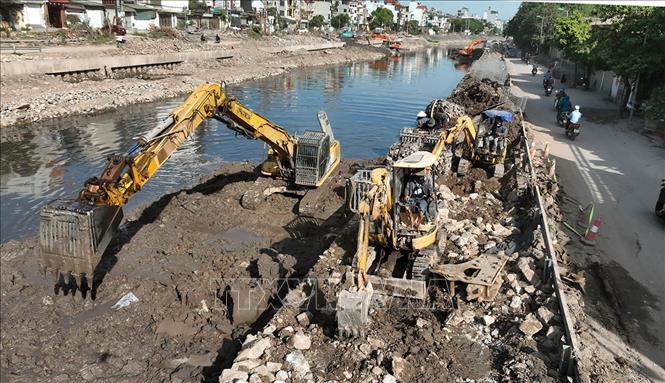 Dự án cải tạo tuyến hạ lưu Kim Ngưu nối sông Tô Lịch với trạm bơn Yên Sở, có tổng chiều dài là 5.350m, với tổng mức đầu tư 680.915 triệu đồng, khởi công 23/2/2026, đến nay tiến độ dự án đã hoàn thành khoảng 95% khối lượng công việc, phấn đấu hoàn thành vào ngày 30/6/2026. Ảnh: Vũ Sinh - TTXVN