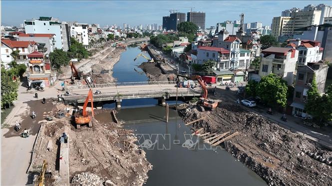 Dự án cải tạo tuyến hạ lưu Kim Ngưu nối sông Tô Lịch với trạm bơn Yên Sở, có tổng chiều dài là 5.350m, với tổng mức đầu tư 680.915 triệu đồng, khởi công 23/2/2026, đến nay tiến độ dự án đã hoàn thành khoảng 95% khối lượng công việc, phấn đấu hoàn thành vào ngày 30/6/2026. Ảnh: Vũ Sinh - TTXVN