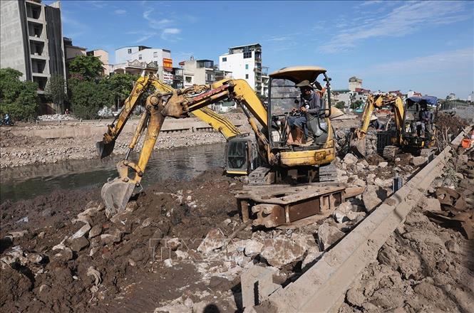 Dự án cải tạo tuyến hạ lưu Kim Ngưu nối sông Tô Lịch với trạm bơn Yên Sở, có tổng chiều dài là 5.350m, với tổng mức đầu tư 680.915 triệu đồng, khởi công 23/2/2026, đến nay tiến độ dự án đã hoàn thành khoảng 95% khối lượng công việc, phấn đấu hoàn thành vào ngày 30/6/2026. Ảnh: Vũ Sinh - TTXVN