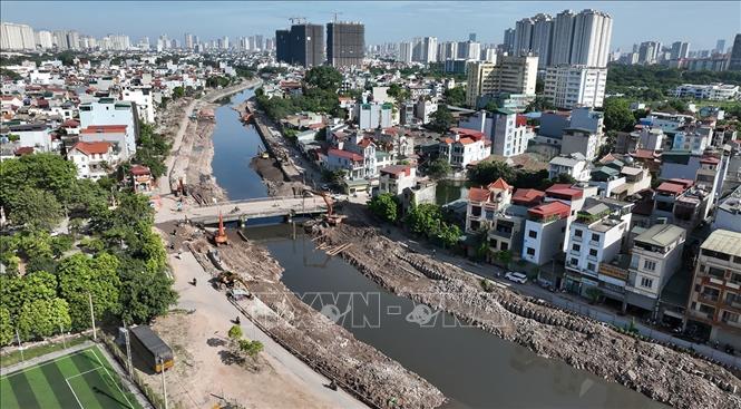 Dự án cải tạo tuyến hạ lưu Kim Ngưu nối sông Tô Lịch với trạm bơn Yên Sở, có tổng chiều dài là 5.350m, với tổng mức đầu tư 680.915 triệu đồng, khởi công 23/2/2026, đến nay tiến độ dự án đã hoàn thành khoảng 95% khối lượng công việc, phấn đấu hoàn thành vào ngày 30/6/2026. Ảnh: Vũ Sinh - TTXVN