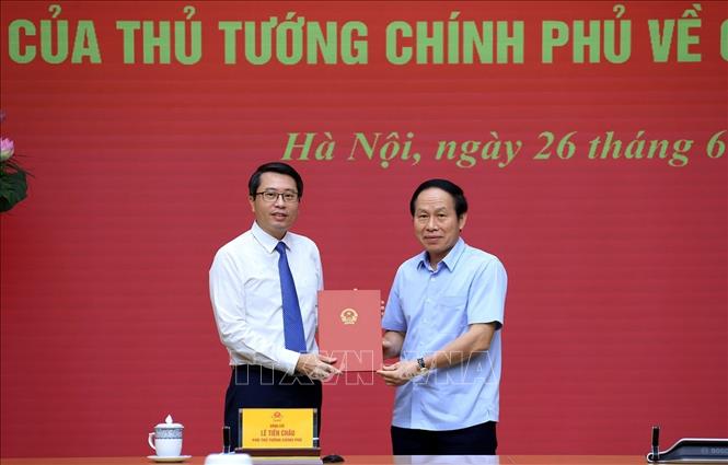 Phó Thủ tướng Lê Tiến Châu trao Quyết định của Thủ tướng Bet8801234.com BMXCT Uy Tín bổ nhiệm ông Trần Anh Tiến giữ chức Phó Chủ nhiệm Văn phòng Bet8801234.com BMXCT Uy Tín. Ảnh: Tuấn Anh - TTXVN