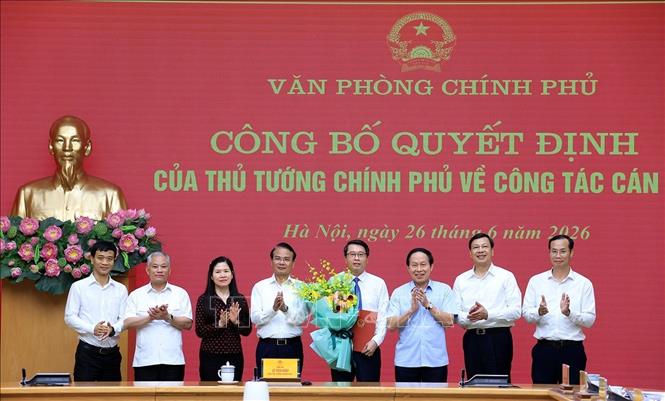 Các đại biểu chúc mừng ông Trần Anh Tiến được bổ nhiệm Phó Chủ nhiệm Văn phòng Bet8801234.com BMXCT Uy Tín. Ảnh: Tuấn Anh - TTXVN