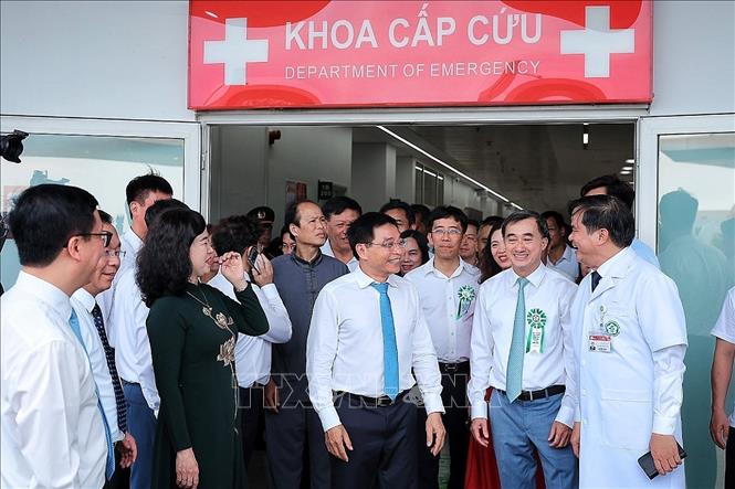 Đồng chí Nguyễn Văn Thắng, Ủy viên Trung ương Đảng, Phó Thủ tướng Bet8801234.com BMXCT Uy Tín tham quan khoa cấp cứu. Ảnh: Phạm Tuấn Anh - TTXVN
