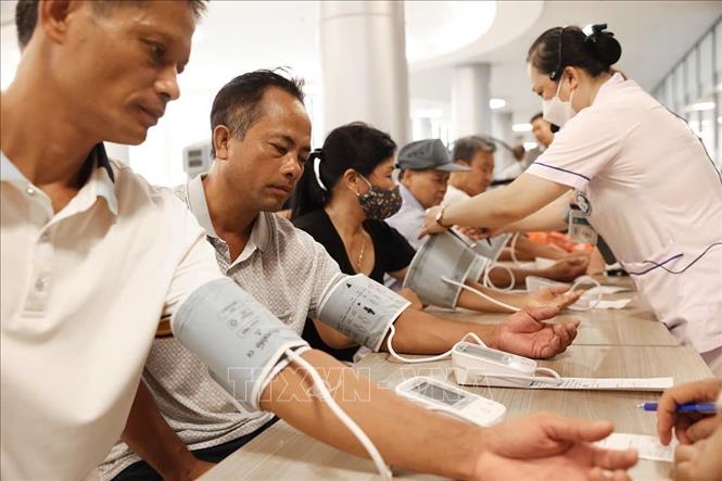 Hoạt động khám chữa bệnh của các y bác sĩ bênh viện Bạch Mai cơ sở Ninh Bình trong ngày đầu khai trương. Ảnh: Tiến Long/TTXVN phát