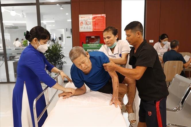 Hoạt động khám chữa bệnh của các y bác sĩ bênh viện Bạch Mai cơ sở Ninh Bình trong ngày đầu khai trương. Ảnh: Tiến Long/TTXVN phát