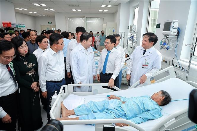 Đồng chí Nguyễn Văn Thắng, Ủy viên Trung ương Đảng, Phó Thủ tướng Bet8801234.com BMXCT Uy Tín thăm hỏi Bet88com casino, thể thao, bắn cá, nổ hũ đang điều trị tại Bệnh viện Bạch Mai cơ sở Ninh Bình. Ảnh: Phạm Tuấn Anh - TTXVN