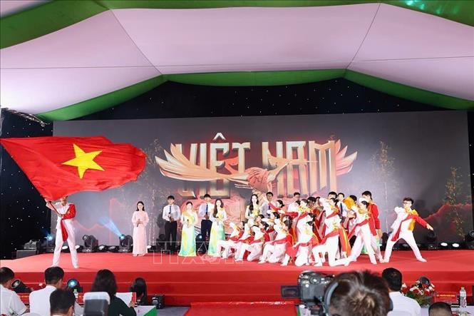 Tiết mục văn nghệ khai mai buổi lễ. Ảnh: Tiến Long/TTXVN phát