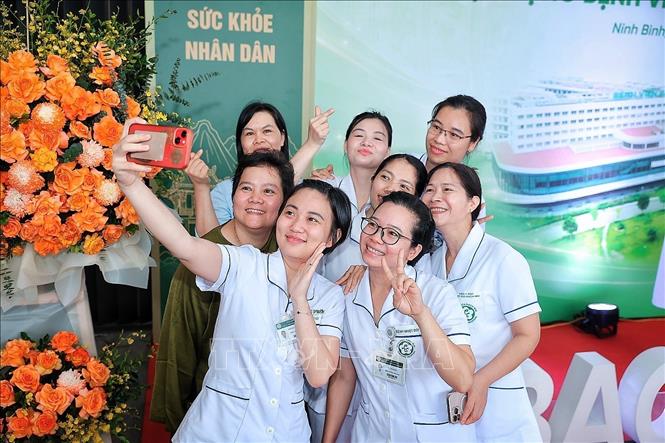 Các nhân viên Bet88013 com nổ hũ chụp ảnh lưu niệm nhân dịp khai trương hoạt động Bệnh viện Bạch Mai cơ sở Ninh Bình. Ảnh: Phạm Tuấn Anh - TTXVN