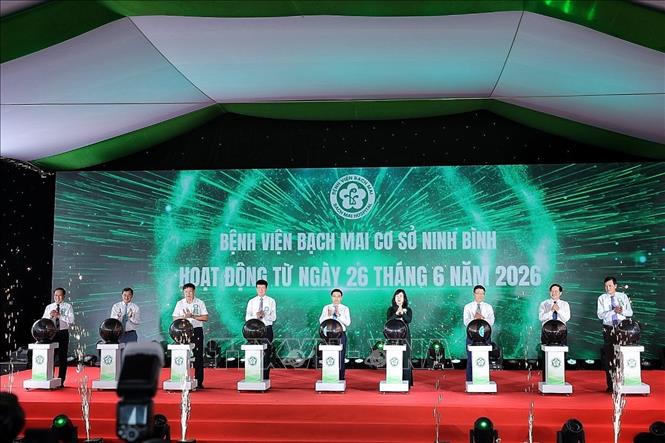 Các đại biểu thực hiện nghi thức khai trương hoạt động Bệnh viện Bạch Mai cơ sở Ninh Bình. Ảnh: Phạm Tuấn Anh - TTXVN