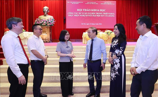 Các đại biểu trao đổi bên lề hội thảo. Ảnh: Văn Điệp - TTXVN