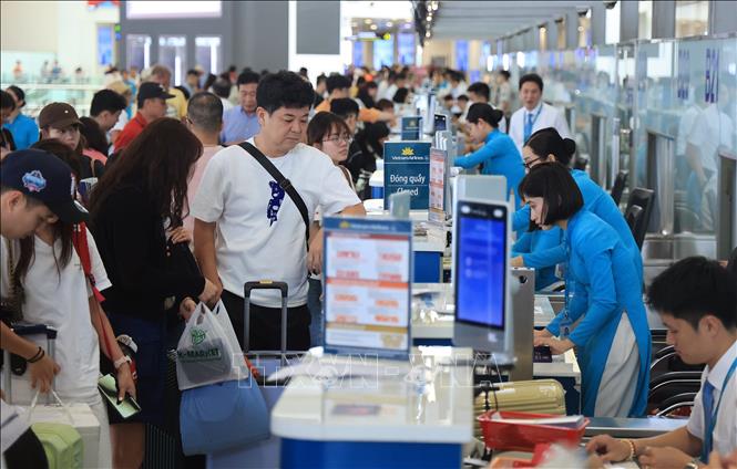 Mùa hè nhu cầu đi lại của người dân bằng máy bay tăng cao, khu làm thủ tục của Vietnam Airlines, sân bay quốc tế Nội Bài luôn trong tình trạng đông đúc. Ảnh: Quốc Khánh - TTXVN