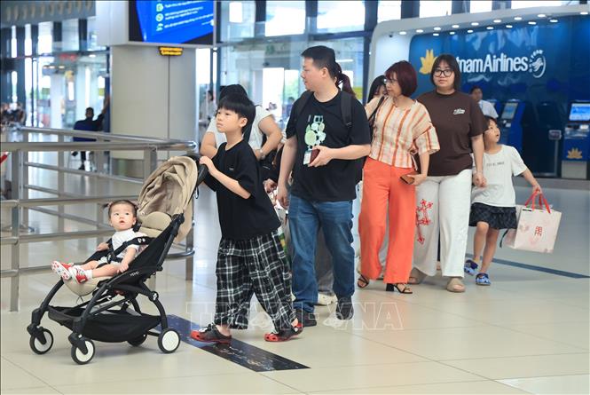 Người dân chọn sử dụng dịch vụ vận chuyển của Vietnam Airlines tại sân bay quốc tế Nội Bài trong mùa du lịch hè 2026. Ảnh: Quốc Khánh - TTXVN