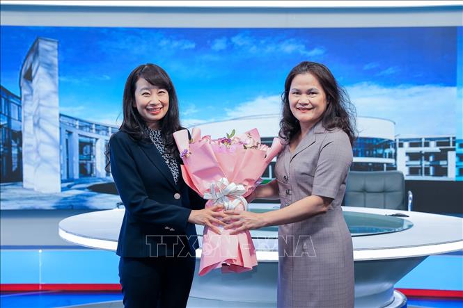 Nhà báo Nguyễn Thị Sự, Ủy viên Ban Thường vụ Đảng ủy, Phó Tổng Giám đốc TTXVN, Chủ tịch Liên chi Hội Nhà báo TTXVN trao hoa chúc mừng PGS.TS Nguyễn Thị Lan Anh trúng cử Thẩm phán Tòa án Quốc tế về Luật Biển (ITLOS) nhiệm kỳ 2026 - 2035. Ảnh: Lê Đông - TTXVN