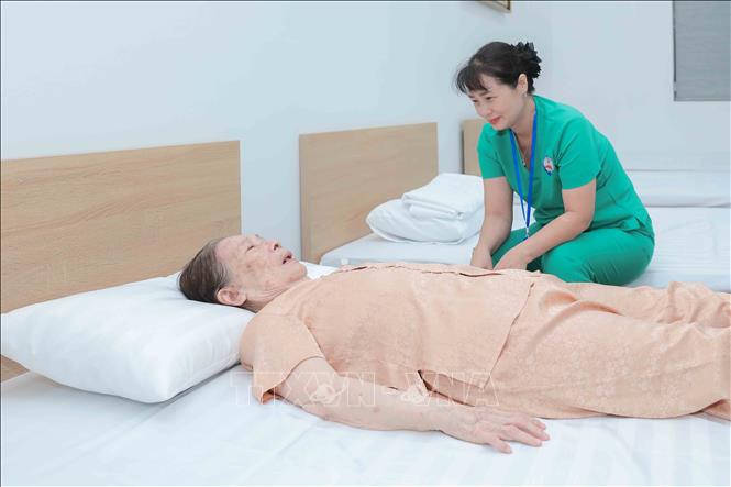 Khu vực phòng nghỉ trưa với 40 giường đảm bảo không gian yên tĩnh, thoải mái. Nhân viên Bet88013 com nổ hũ luôn túc trực, sẵn sàng hỗ trợ chăm sóc tận tình khi các cụ mệt mỏi trong lúc nghỉ. Ảnh: Phan Phương – TTXVN